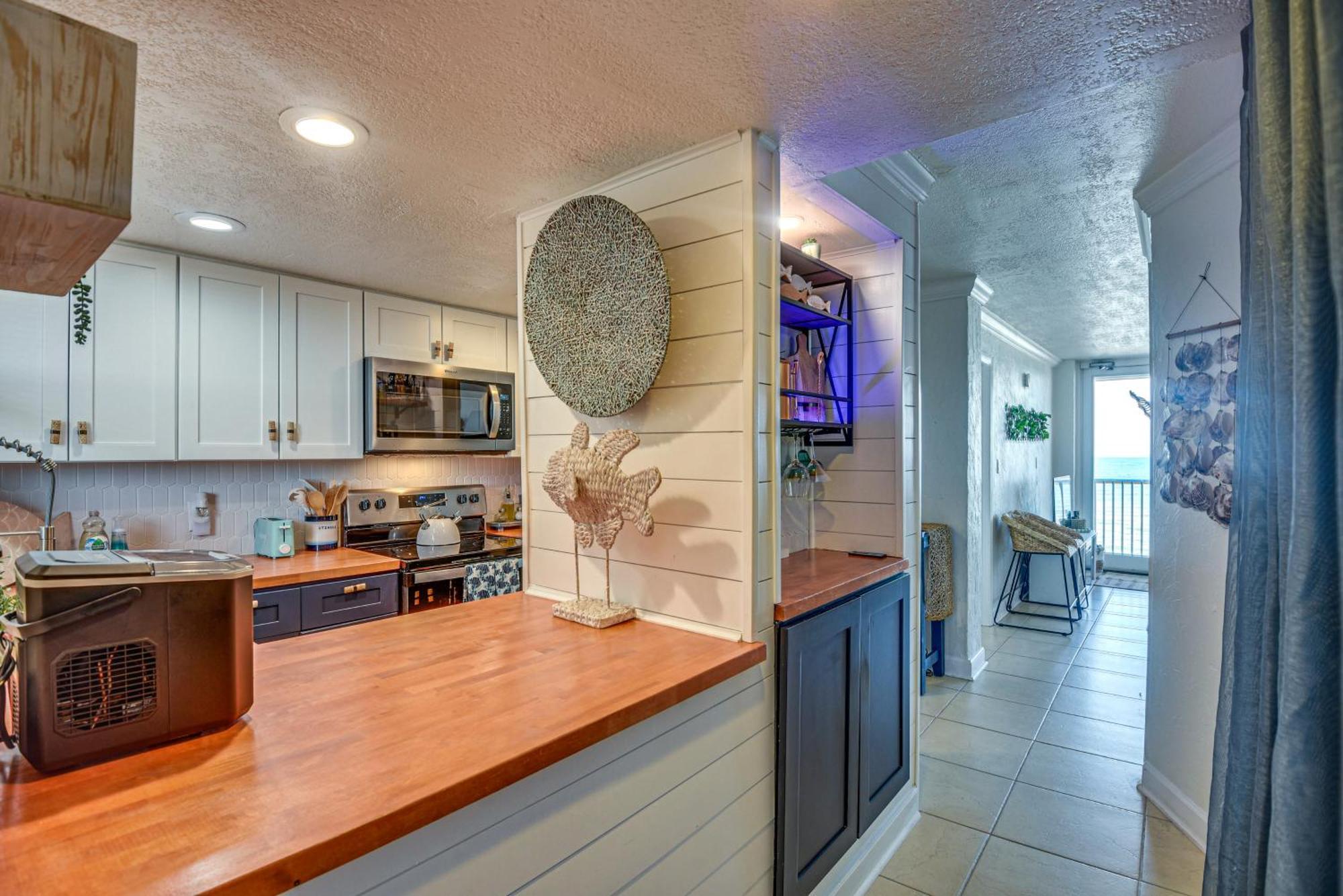 Top-floor With 2 Oceanfront Balconies! Apartment
