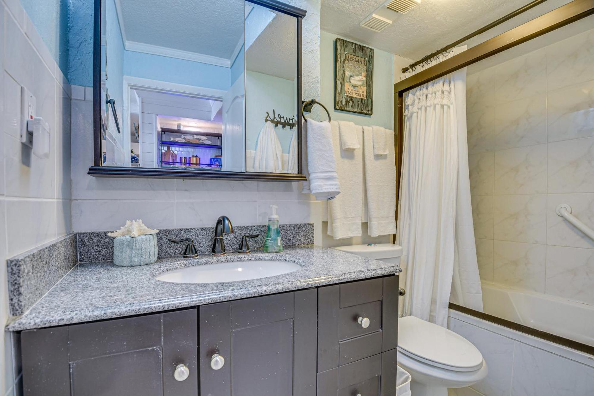 Top-floor With 2 Oceanfront Balconies! Apartment
